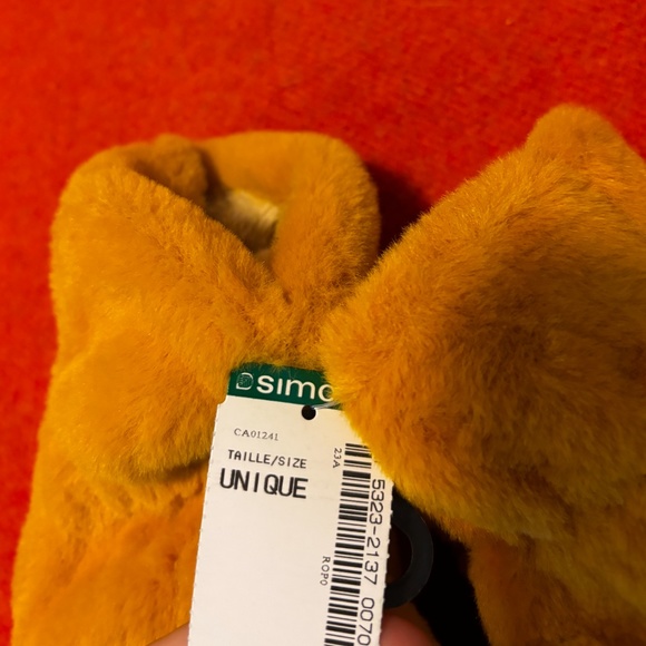 Golden yellow ultra-soft warm fuzzy mittens NWT - Picture 5 of 8